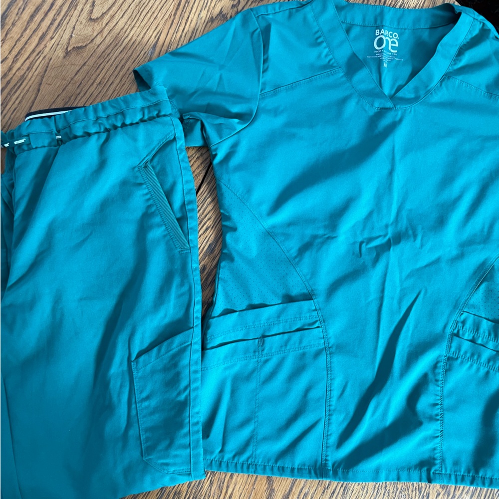 Women’s barco one scrub set hunter green medium and medium tall